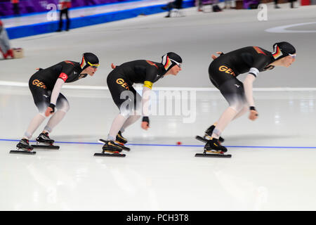 Les femmes allemandes Roxanne Dufter # 1, la société Hirschbichler # 2, Claudia Pechstein # 3 concurrence dans l'équipe féminine de patinage de vitesse à la poursuite finale Banque D'Images