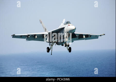 Le Golfe Arabique (21 juillet 2014) Un F/A-18E Super Hornet affectés à l'Escadron de chasse de grève Tomcatters (VFA) 31 se prépare à atterrir sur le pont d'envol du porte-avions USS George H. W. Bush (CVN 77). George H. W. Bush soutient les opérations de sécurité maritime et les efforts de coopération en matière de sécurité dans le théâtre dans la 5e Flotte des États-Unis zone de responsabilité. Banque D'Images