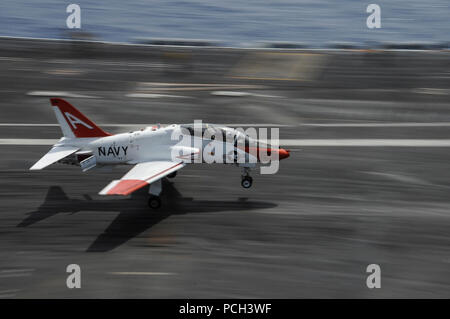 L'OCÉAN ATLANTIQUE (7 juin 2014) Un T-45 Goshawk de l'Escadre aérienne de la formation (TW) 1 effectue un touch and go sur le pont du porte-avions USS Theodore Roosevelt (CVN 71). TW-1 et 2 sont des qualités de l'opérateur à bord de Theodore Roosevelt. Theodore Roosevelt est en cours la préparation de futurs déploiements. Banque D'Images