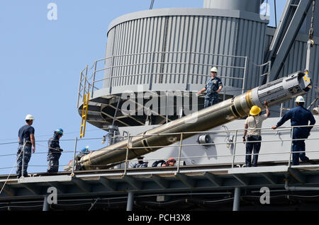 POINT POLARIS, Guam (nov. 16, 2012) les marins et les navigateurs civils affectés à l'adjudication du sous-marin USS Frank Câble (comme 40) élever un missile de croisière Tomahawk avant de le charger sur un sous-marin. Frank mène de câble de l'entretien et du soutien des navires de surface et sous-marins déployés dans la zone de responsabilité de la 7ème Flotte Banque D'Images