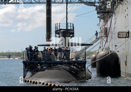 POINT POLARIS, Guam (nov. 16, 2012) les marins et les navigateurs civils affectés à l'adjudication du sous-marin USS Frank (40) comme un missile de croisière Tomahawk inférieur sur le Los Angeles-classe sous-marin d'attaque rapide USS Oklahoma City (SSN 723). Frank mène de câble de l'entretien et du soutien des navires de surface et sous-marins déployés dans la zone de responsabilité de la 7ème Flotte Banque D'Images