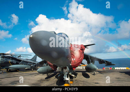 Un U.S. Marine Corps AV-8B Harrier II aéronefs affectés au milieu marin de l'escadron à rotors basculants (VMM) 163 se trouve sur le pont d'envol du navire d'assaut amphibie USS Makin Island (DG 8) dans l'océan Pacifique le 25 août 2014. L'île de Makin était en cours aux États-Unis 7e flotte domaine de responsabilité des opérations de sécurité maritime et les efforts de coopération en matière de sécurité dans le théâtre. Banque D'Images