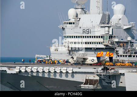 La Marine américaine UN C-2A Greyhound flotte aéronefs affectés à l'Escadron de soutien logistique (RVC) 40 se prépare à lancer à partir du porte-avions français Charles de Gaulle (R91) dans le golfe d'Oman le 15 janvier, 2014. Le Charles de Gaulle était le navire amiral de la Task Force 473 et effectuait des opérations avec le Harry S. Truman Strike Group dans la 5e Flotte des États-Unis zone de responsabilité. Banque D'Images