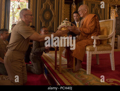 BANGKOK, THAÏLANDE (fév. 12, 2018) Le capitaine James Johnson, un aumônier de la Marine américaine, remet un cadeau à la Patriarche suprême de Thaïlande au cours de l'exercice Cobra Gold. Gold Cobra exercice 2018 est un exercice annuel effectué dans le royaume de Thaïlande qui a eu lieu du 13-23 février avec sept pays participants. Banque D'Images