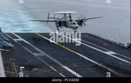 Océan Pacifique (jan. 19, 2014) Un E-2C Hawkeye attribué à l'opérateur Sun Kings de l'Escadron d'alerte aéroporté (VAW) terres 116 sur le porte-avions USS Carl Vinson (CVN 70). Carl Vinson est en cours en train de s'entraîner au large de la côte de Californie du Sud. Banque D'Images