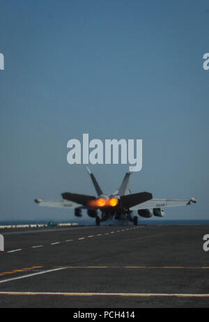 Un U.S. Navy EA-18G Growler aéronefs affectés à l'Escadron d'attaque électronique (VAQ) 139 lance depuis la cabine de pilotage du porte-avions USS Carl Vinson (CVN 70) dans la 5e Flotte des États-Unis zone de responsabilité le 19 octobre 2014, alors que le navire effectue des opérations de soutien à l'opération vol résoudre inhérent. Le président Barack Obama a autorisé l'acheminement de l'aide humanitaire à l'Iraq, ainsi que des frappes aériennes ciblées pour protéger le personnel américain de la part des extrémistes connus sous le nom de l'État islamique en Irak et au Levant. Le Commandement central américain dirigé les opérations. Banque D'Images