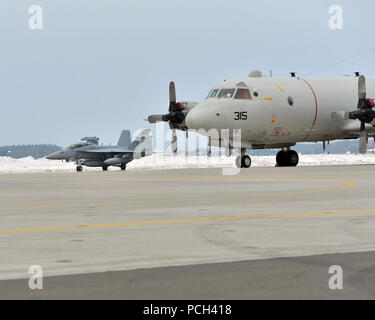 NAVAL AIR FACILITY MISAWA, Japon (fév. 27, 2014) Un EA-18G Growler, d'aéronefs appartenant à l'Escadron d'attaque électronique (VAQ) 132, taxis passé un P-3 Orion, appartenant à l'Escadron de patrouille 46, après son arrivée au Naval Air Facility Misawa, le 27 février, 2014. L'escadron est de commencer un déploiement ordinaire à bord de l'installation de la marine américaine à l'appui de la 7ème Flotte américaine des opérations. VAQ-132 est homeported hors de Naval Air Station Whidbey Island dans la région de Oak Harbor, Washington Banque D'Images