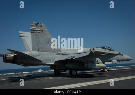 Un U.S. Navy F/A-18C Hornet affectés à l'Escadron d'avions de combat interarmées (VFA) 113 lance depuis la cabine de pilotage du porte-avions USS Carl Vinson (CVN 70) dans la 5e Flotte des États-Unis zone de responsabilité le 19 octobre 2014, alors que le navire effectue des opérations de soutien à l'opération vol résoudre inhérent. Le président Barack Obama a autorisé l'acheminement de l'aide humanitaire à l'Iraq, ainsi que des frappes aériennes ciblées pour protéger le personnel américain de la part des extrémistes connus sous le nom de l'État islamique en Irak et au Levant. Le Commandement central américain dirigé les opérations. Banque D'Images