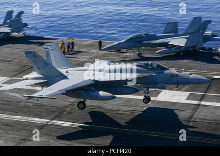 Océan Pacifique (jan. 17, 2014) Un F/A-18E Super Hornet affectés à l'Escadron de chasse de grève Sunliners (VFA) 81 terrains sur le porte-avions USS Carl Vinson (CVN 70). Carl Vinson est en cours en train de s'entraîner au large de la côte de Californie du Sud. Banque D'Images