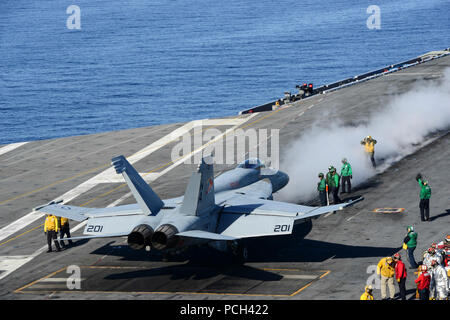 Océan Pacifique (jan. 17, 2014) Un F/A-18E Super Hornet affectés à l'Escadron de chasse de grève Sunliners (VFA) 81 taxis sur une catapulte avant le lancement du porte-avions USS Carl Vinson (CVN 70). Carl Vinson est en cours en train de s'entraîner au large de la côte de Californie du Sud. Banque D'Images