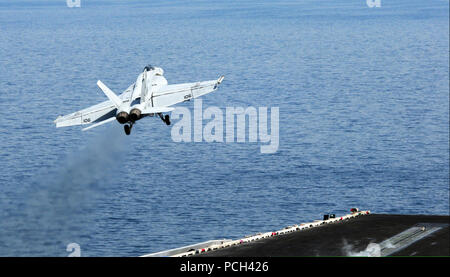 Golfe (30 juin 2014) Un F/A-18E Super Hornet, attaché à l ? ? ?Tomcatters ? ? ? De Strike Fighter Squadron (VFA), 31 lancements depuis le pont d'envol du porte-avions USS George H. W. Bush (CVN 77). George H. W. Bush soutient les opérations de sécurité maritime et les efforts de coopération en matière de sécurité dans le théâtre dans la 5e Flotte des États-Unis zone de responsabilité. Banque D'Images