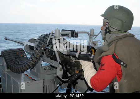 U.S. 5ÈME ZONE DE RESPONSABILITÉ DE LA FLOTTE (janv. 26, 2012) Gunner's Mate 3 Classe Terrance Wells mans un canon de 25 mm lors d'un forage à bord de l'quarts d'assaut amphibie USS Peleliu (LHA 5). Peleliu est le flag ship pour le groupe amphibie de Peleliu et, avec l'entrepris 15e Marine Expeditionary Unit (MEU) 15 , est déployée à l'appui d'opérations de sécurité maritime et les efforts de coopération en matière de sécurité dans le théâtre dans la 5e Flotte des États-Unis zone de responsabilité. Banque D'Images