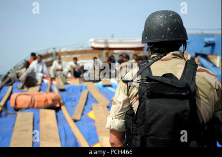 Une visite de la Marine américaine, conseil, membre de l'équipe de perquisition et de saisie garde l'équipage à bord d'un dhow au cours d'une opération d'embarquement près de croiseur lance-missiles USS Anzio (CG 68) Le 8 septembre 2009, dans le golfe d'Aden. Anzio est le navire amiral de la Force opérationnelle combinée 151, une task force multinationale créée pour mener des opérations d'counterpiracy au large des côtes de la Somalie. Banque D'Images