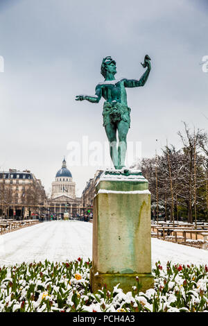 PARIS, FRANCE - Mars, 2018 : l'acteur grec sculpture au Palais du Luxembourg jardin dans une journée d'hiver gel Banque D'Images