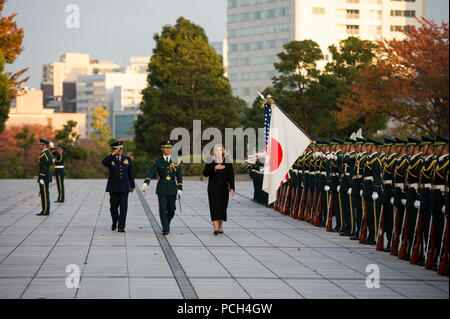 TOKYO, Japon (21 novembre 2014) Le secrétaire américain de l'Armée de l'air Deborah Lee James reçoit une garde d'honneur cérémonie à la Ministère de la Défense japonaise. [Ministère de l'État