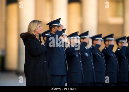 TOKYO, Japon (21 novembre 2014) Le secrétaire américain de l'Armée de l'air Deborah Lee James reçoit une garde d'honneur cérémonie à la Ministère de la Défense japonaise. [Ministère de l'État Banque D'Images