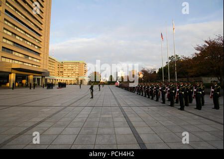 TOKYO, Japon (21 novembre 2014) Le secrétaire américain de l'Armée de l'air Deborah Lee James reçoit une garde d'honneur cérémonie à la Ministère de la Défense japonaise. [Ministère de l'État Banque D'Images