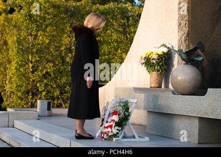 TOKYO, Japon (21 novembre 2014) Le secrétaire américain de l'Armée de l'air Deborah Lee James participe à une cérémonie de dépôt de gerbes au Ministère japonais de la Défense. [Ministère de l'État Banque D'Images