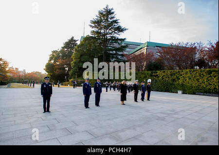 TOKYO, Japon (21 novembre 2014) Le secrétaire américain de l'Armée de l'air Deborah Lee James participe à une cérémonie de dépôt de gerbes au Ministère japonais de la Défense. [Ministère de l'État Banque D'Images