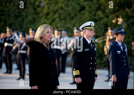 TOKYO, Japon (21 novembre 2014) Le secrétaire américain de l'Armée de l'air Deborah Lee James participe à une cérémonie de dépôt de gerbes au Ministère japonais de la Défense. [Ministère de l'État Banque D'Images