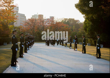 TOKYO, Japon (21 novembre 2014) Le secrétaire américain de l'Armée de l'air Deborah Lee James participe à une cérémonie de dépôt de gerbes au Ministère japonais de la Défense. [Ministère de l'État Banque D'Images