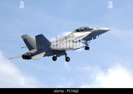 La vapeur d'eau s'écoule sur les ailes d'un F/A-18F Super Hornet, affecté à l'Escadron d'avions de combat interarmées (VFA) 102, car il effectue un passage à grande vitesse au cours d'une démonstration de puissance de l'air au-dessus de l'USS Kitty Hawk (CV 63). Kitty Hawk est de trois mois dans son déploiement à partir de l'été les activités de la flotte de Yokosuka, Japon. Banque D'Images