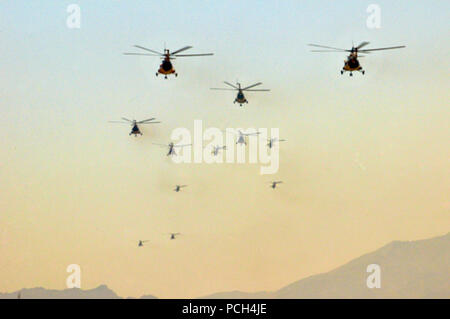 Kaboul, Afghanistan -- une collection de Mi-17 et des hélicoptères Mi-35 et C-27 et d'une voilure fixe-32 Craft prendre part à un spectacle aérien à l'occasion du Jour de la victoire le 28 avril 2010 à Kaboul, Afghanistan. (US Navy Banque D'Images