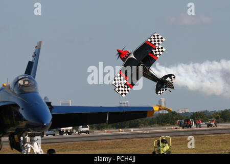 Skip Stewart effectue des manoeuvres acrobatiques dans son Pitts S-2S bi-plane, nommé Prometheus, au cours de la NAS 2010 Spectacle aérien de Jax. L'U.S Navy escadron de démonstration en vol, les Blue Angels, a souligné l'événement, qui comprenait plus de 20 autres lois avec diverses expositions statiques militaires. Une foule record de 277 000 personnes ont assisté à l'émission annuelle de deux jours. Banque D'Images