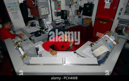 Océan (16 avril 2009) l'Aviation Ordnanceman 2e classe John Mitchell, de Portsmouth, N.H., répond au téléphone pendant son quart à la station de contrôle des mouvements d'armes de l'aviation dans le contrôle des munitions à bord du porte-avions USS JOHN C. STENNIS (CVN 74). John C. Stennis est prévue sur un déploiement de six mois dans l'ouest de l'océan Pacifique. Banque D'Images