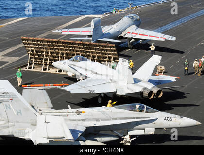 Océan Pacifique (nov. 11, 2012) Les avions sont manoeuvrés avant le lancement à bord du porte-avions USS Nimitz (CVN 68). Nimitz est actuellement en cours participant à l'exercice d'une force opérationnelle shipХs (JTFEX). Banque D'Images