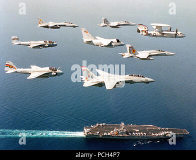Carrier Air Wing quatorze (CVW-14) Les avions de l'USS Carl Vinson (CVN-70) voler en formation au-dessus de son opérateur dans le golfe Persique au cours d'un déploiement de WESTPAC. Les escadrons sont représentés : Fighter Squadron 11 (VF-11) Red Rippers et VF-31 Tomcatters battant F-14A Tomcat ; anti-sous-marine, trente-cinq de l'Escadron (VS-35) battant S-3A Viking ; Strike Fighter Squadron One-One-trois (VFA-113), premier de la flotte, et VFA-25 Stingers battant F/A-18C Hornet ; l'Escadron de Guerre électronique tactique One-Three-neuf (VAQ-139) Les cougars en l'EA-6B Prowler ; Carrier Airborne Early Warning Squadro Banque D'Images