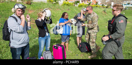 La DOMINIQUE (sept. 23, 2017) Aircrewman Naval (hélicoptère) 2e classe Parkinson Logan demande à des étudiants en médecine de l'Université de médecine de Ross sur l'usure de la protection de la tête crânienne avant leur évacuation de l'île de la Dominique à la suite de l'arrivée de l'Ouragan Maria. Le ministère de la Défense soutient l'Agence des États-Unis pour le développement international (USAID), le principal organisme fédéral, en aidant les personnes touchées par l'Ouragan Maria afin de minimiser la souffrance et est une composante de l'ensemble de l'intervention. Banque D'Images