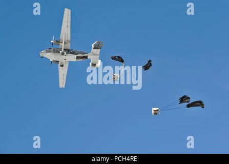 Palettes de fournitures sont passé d'une M-28 avions de camionneur au cours d'une baisse de l'offre de routine Shah Joy district, province de Zabul, Afghanistan, le 24 février. Les parachutages sont une façon courante pour réapprovisionner les forces d'opérations spéciales de la coalition dans les zones reculées de l'Afghanistan. Banque D'Images