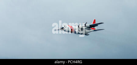 Un HC-130H Hercules, piloté par la Garde côtière des États-Unis, vole au-dessus de la classe Oliver Hazard Perry frégate lance-missiles USS Vandegrift (FFG 48) après l'abandon des régions en mer. Vandegrift, sur son dernier déploiement prévu avant une mise hors service planifiée en mars 2015, est actuellement en patrouille au sein de la 4ème flotte zone de responsabilité. Banque D'Images