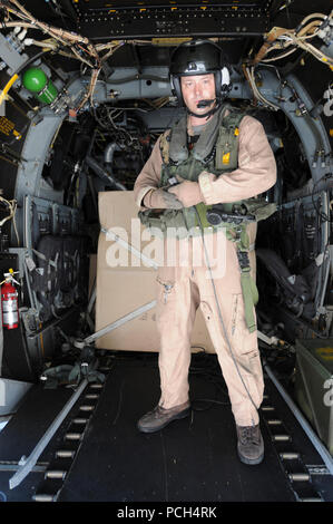 Le sergent du Corps des Marines. Camaron Depue, du milieu marin de l'escadron 162 à rotors basculants, se dresse dans la partie arrière d'un MV-22 Osprey à mesure que l'avion se prépare à décoller de la base navale américaine de Guantanamo Bay Station d'aviation. L'avion, prévu pour voler des fournitures pour Haïti à l'USS Bataan, est ici à l'appui de l'opération réponse unifiée. Banque D'Images