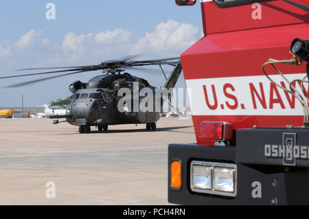 Un MH-53E Sea Dragon se déplace en hélicoptère à la ligne de vol à la station navale des États-Unis à Guantanamo Bay, le 24 janvier. L'aéronef est utilisé à l'appui de l'opération réponse unifiée, la fourniture de l'aide humanitaire en Haïti après le séisme du 12 janvier. Banque D'Images