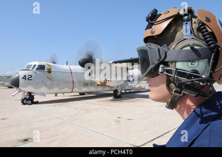 Michael Megyesi aviateur de la marine, un technicien en électronique d'aviation, effectue des communications de contrôle en amont, tout en un C-2 Greyhound prépare l'avion pour le départ de la station navale des États-Unis à Guantanamo Bay, le 24 janvier. L'appareil évolue l'aide humanitaire à Haïti dans le cadre de l'opération réponse unifiée. Banque D'Images