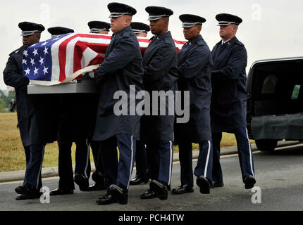 Aviateurs de l'US Air Force sur la garde d'honneur de participer à la cérémonie de transfert lors de funérailles, le 9 juillet 2012, au cimetière national d'Arlington, à Arlington, Va. le reste des six aviateurs qui ont disparu lorsque leurs gunship AC-47 Spooky Douglas s'est écrasé au Laos la veille de Noël 1965, au cours d'une mission de combat du Vietnam ont été enterrés à Arlington après avoir été identifié par le biais de dossiers dentaires, des articles personnels et d'autres preuves indirectes. Banque D'Images