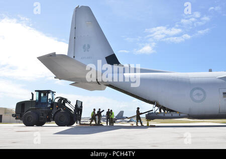 Aviateurs de la 35e Escadron de maintenance des aéronefs, Misawa Air Base, Japon, Charger palette avec un chariot élévateur dans un Royal Australian Air force C-130 avec l'aide d'aviateurs du 37e Escadron, la base de la RAAF de Richmond, de l'Australie au cours de faire face au nord le 4 février 2013. Faire face Nord est un système multilatéral de Pacific Air Forces-parrainé Terrain (FTX) menée chaque année à Andersen Air Force Base, Guam. L'exercice se concentre sur l'aide humanitaire et secours en cas de catastrophe, de la formation et de grandes tactiques de combat de l'emploi des forces dans un effort pour améliorer l'interopérabilité entre les États-Unis, le Japon et les forces australiennes Banque D'Images