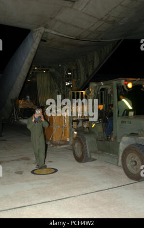 GUANTANAMO BAY, Cuba - aviateurs décharger les fournitures d'une avion à la station navale des États-Unis à Guantanamo Bay, le 15 janvier 2010. Le service militaires sont déployés à la base navale américaine de Guantanamo à l'appui de l'opération réponse unifiée, fournir de l'aide humanitaire à Haïti. (Foi Guantanamo Banque D'Images