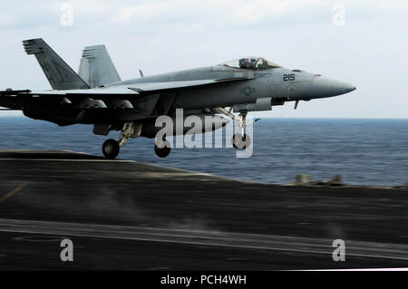 Un F/A-18E Super Hornet affectés à l 'Tophatters' du 14 e Escadron d'avions lance depuis la cabine de pilotage à bord du porte-avions USS Nimitz. Le groupe aéronaval du Nimitz est en train de mener des opérations aux États-Unis 7e flotte zone de responsabilité à l'appui de la stratégie maritime. Banque D'Images