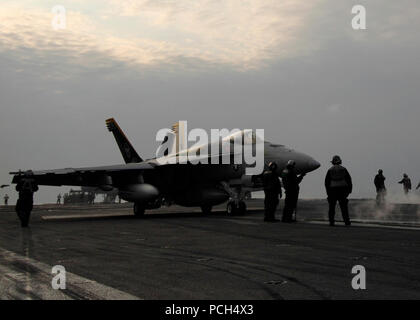 Un F/A-18 Super Hornet affectés à l'Escadron d'avions de combat interarmées (VFA) 105 'le cow-boys', taxis à la catapulte avant le lancement, pendant les opérations de vol à bord de la classe Nimitz porte-avions USS Harry S. Truman (CVN 75) janv. 10. Truman et entrepris Carrier Air Wing (CVW) 3 sont en cours de déploiement en fonction d'un programme à l'appui des opérations Iraqi Freedom, Liberté immuable et les opérations de sécurité maritime (ASM). La MSO aider à établir les conditions pour la sécurité et la stabilité dans l'environnement maritime et complète la lutte contre le terrorisme et les efforts de sécurité dans des pays régionaux' littoral wat Banque D'Images