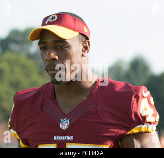 Joueurs de la Washington Redskins (travail avec les enfants de familles de militaires lors d'un événement 60 NFL Jouer sur Fort Belvoir, Virginie, le 30 septembre 2014. Joueurs de la Redskins de Washington s'est rendu à Fort Belvoir pour promouvoir jouer 60, qui encourage les enfants à être actifs pendant au moins 60 minutes par jour. (Joint Base Myer-Henderson PAO Hall Banque D'Images