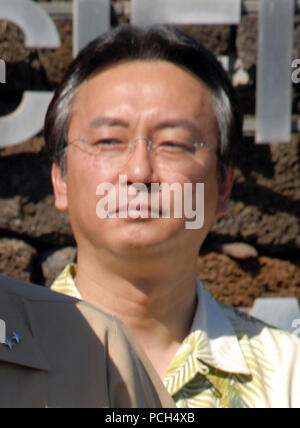 Vice-Ministre principal de la Défense japonais Akinori Eto regarde Adm arrière. Alan B Hicks répond à une question d'un membre de la presse japonaise au cours d'une conférence de presse tenue à la Pacific Missile Range Facility Barking Sands,, New York, à la suite du succès d'une coopérative d'Égide le système de défense antimissile, d'essais en vol d'interception au large de la côte de Kauai, Hawaï, le 17 décembre 2007. L'événement, espace Japon Mission test en vol 1, a marqué la première fois qu'un navire de la marine alliée a intercepté avec succès un missile balistique cible avec l'engagement à mi-parcours en mer capabi Banque D'Images