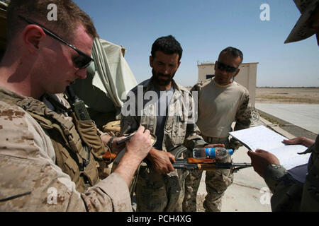 LASHKAGAR (19 juin 2011) 1er Lieutenant Patrick Abell (gauche), 1ère compagnie mentor de l'équipe de conseiller à la frontière 1 stationné à Lashkagar, d'Akron, Ohio prend de l'inventaire de la police frontalière afghane (ABP) armes à Bost airfield le dimanche 19 juin. L'équipe de conseiller la frontière assurée chaque membre d'ABP avait sa propre arme et que les armes étaient bien entretenus. ( Banque D'Images