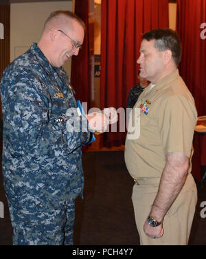 SILVERDALE, Washington (déc. 14, 2016) - Le Capitaine Alan Schrader (à gauche), Naval Base Kitsap (NBK) commandant, présente le Cmdr. Anthony Pecoraro, au départ de l'agent exécutif NBK (XO), avec la Médaille du service méritoire pendant un appel mains libres à la NBK-Bangor Plaza. Pecoraro a reçu la médaille pour ses réalisations au cours de son service comme NBK XO. Banque D'Images