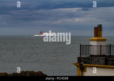 Stena Line ferry en mer d'Irlande avec Corsewall Lighthouse Hotel en premier plan, près de l'Écluse Ryan au moyen de Cairnryan Ferry Port d'Irlande. L'Ecosse Banque D'Images