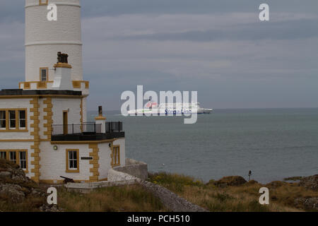 Stena Line ferry en mer d'Irlande avec Corsewall Lighthouse Hotel en premier plan, près de l'Écluse Ryan au moyen de Cairnryan Ferry Port d'Irlande. L'Ecosse Banque D'Images