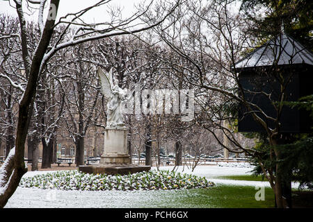 PARIS, FRANCE - Mars, 2018 : Leconte de Lisle au Palais du Luxembourg statue dans un jardin d'hiver gel jour jour juste avant le printemps Banque D'Images