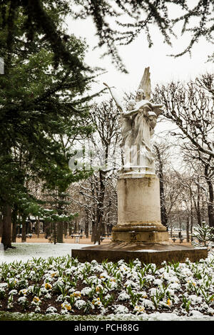 PARIS, FRANCE - Mars, 2018 : Leconte de Lisle au Palais du Luxembourg statue dans un jardin d'hiver gel jour jour juste avant le printemps Banque D'Images